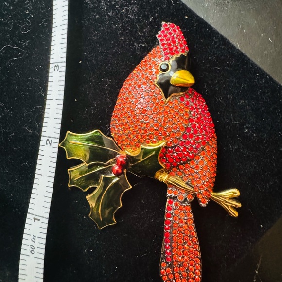 VINTAGE JOAN RIVERS CARDINAL PIN BROOCH RED PAVÉ CRYSTALS & ENAMEL CLASSICS - Picture 3 of 3
